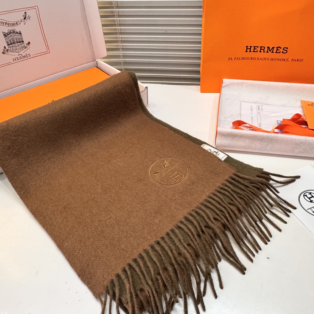 ✨✨爱马仕双面围巾❗好看的要疯掉了，太有型太有魅力了❗❗非常斯文时尚的秋冬单品！真的很喜欢，非常Clas