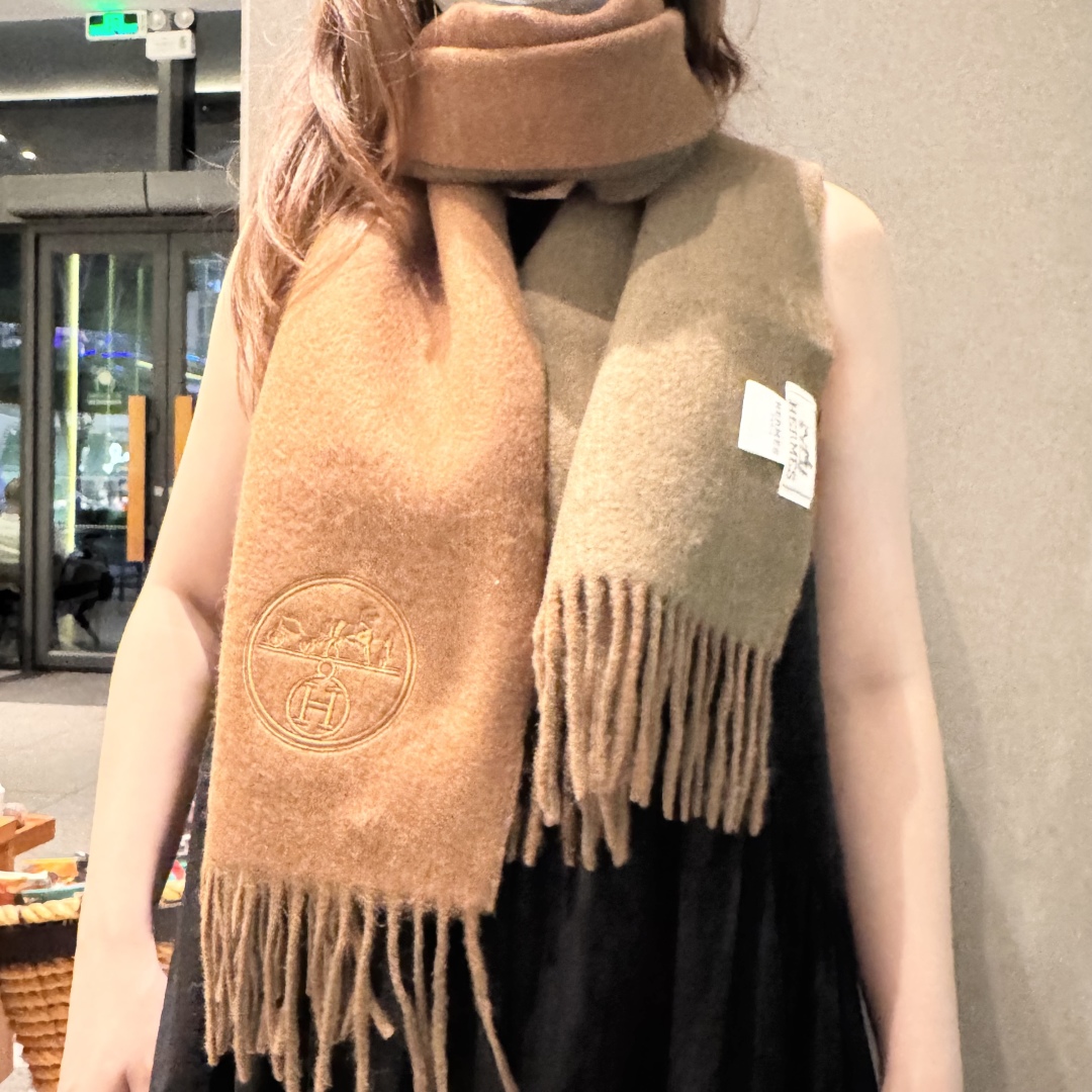 ✨✨爱马仕双面围巾❗好看的要疯掉了，太有型太有魅力了❗❗非常斯文时尚的秋冬单品！真的很喜欢，非常Clas