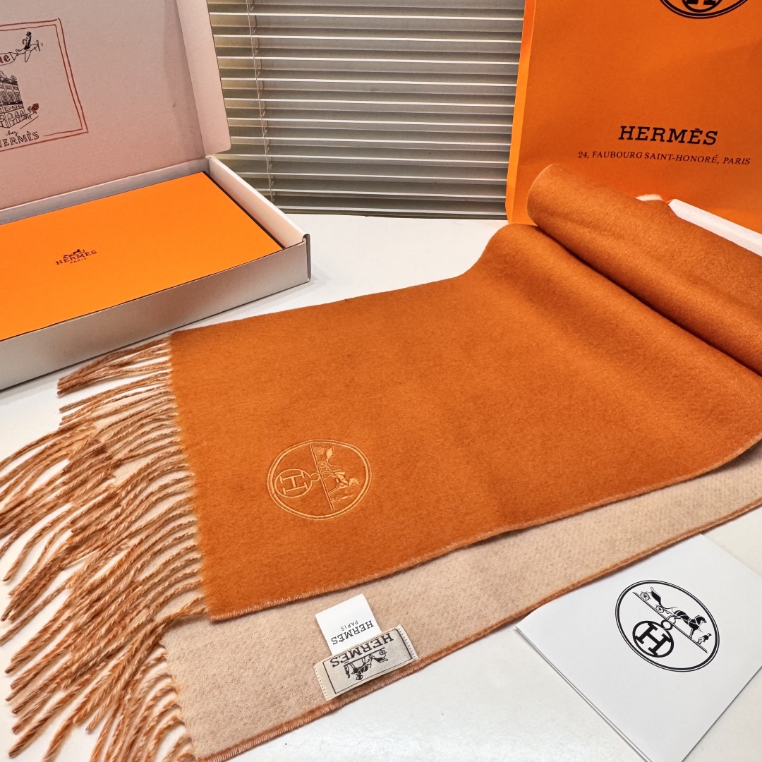 ✨✨爱马仕双面围巾❗好看的要疯掉了，太有型太有魅力了❗❗非常斯文时尚的秋冬单品！真的很喜欢，非常Clas