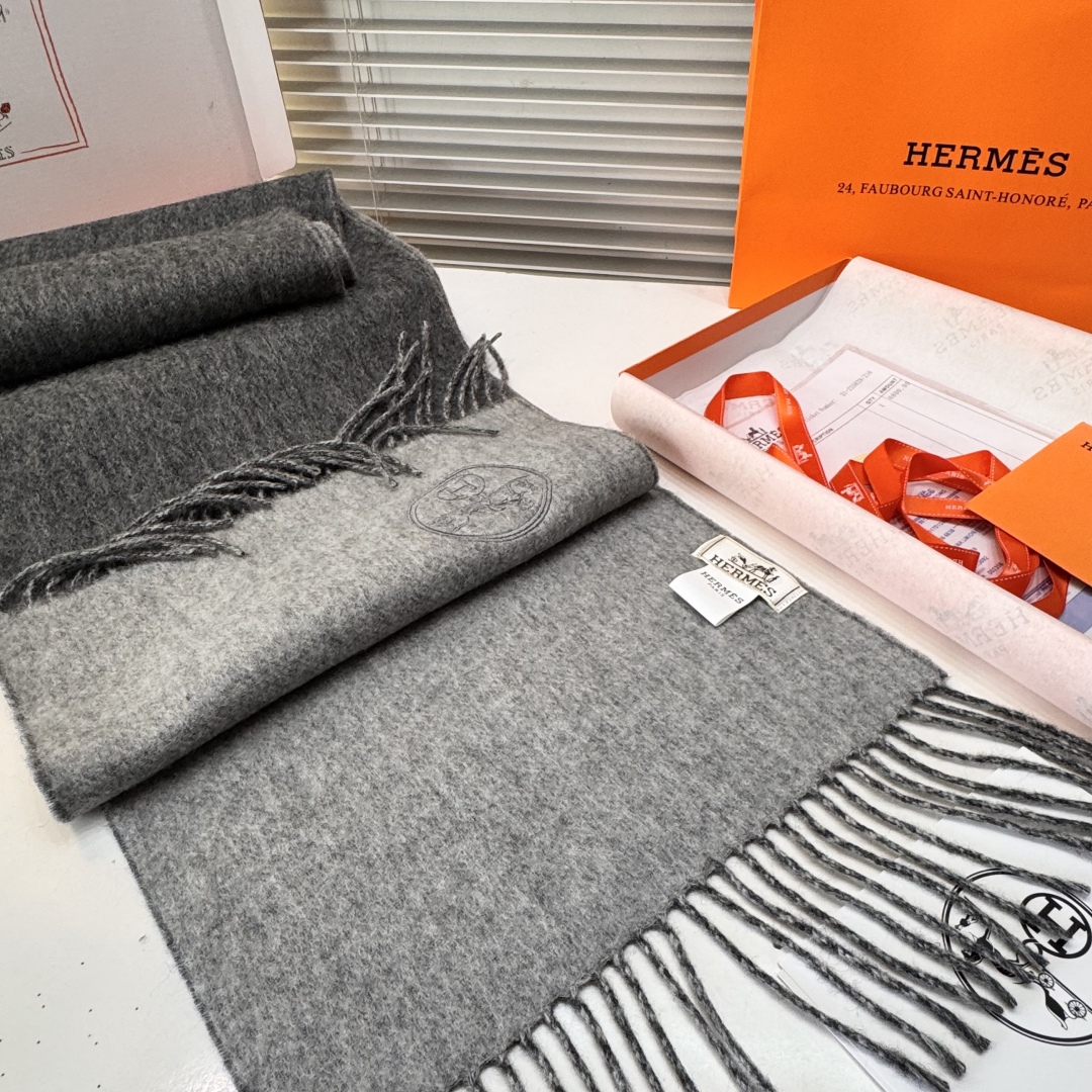 ✨✨爱马仕双面围巾❗好看的要疯掉了，太有型太有魅力了❗❗非常斯文时尚的秋冬单品！真的很喜欢，非常Clas
