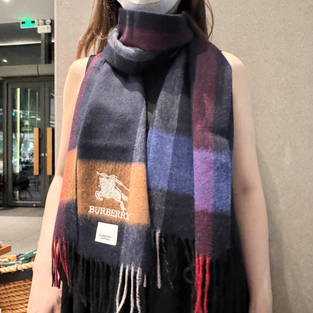 顶级高端货现货发行⚠️巴宝莉专柜超爆万年款✨【经典格纹长巾】羊绒围巾✨品质手感好到不行‼️100%顶级羊