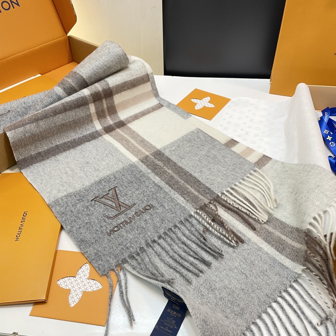 LV款式很有男性魅力，经典大方‼️面料采用的是客供纯羊绒，细腻柔软度都非常的好，非常漂亮。上身效果无敌好