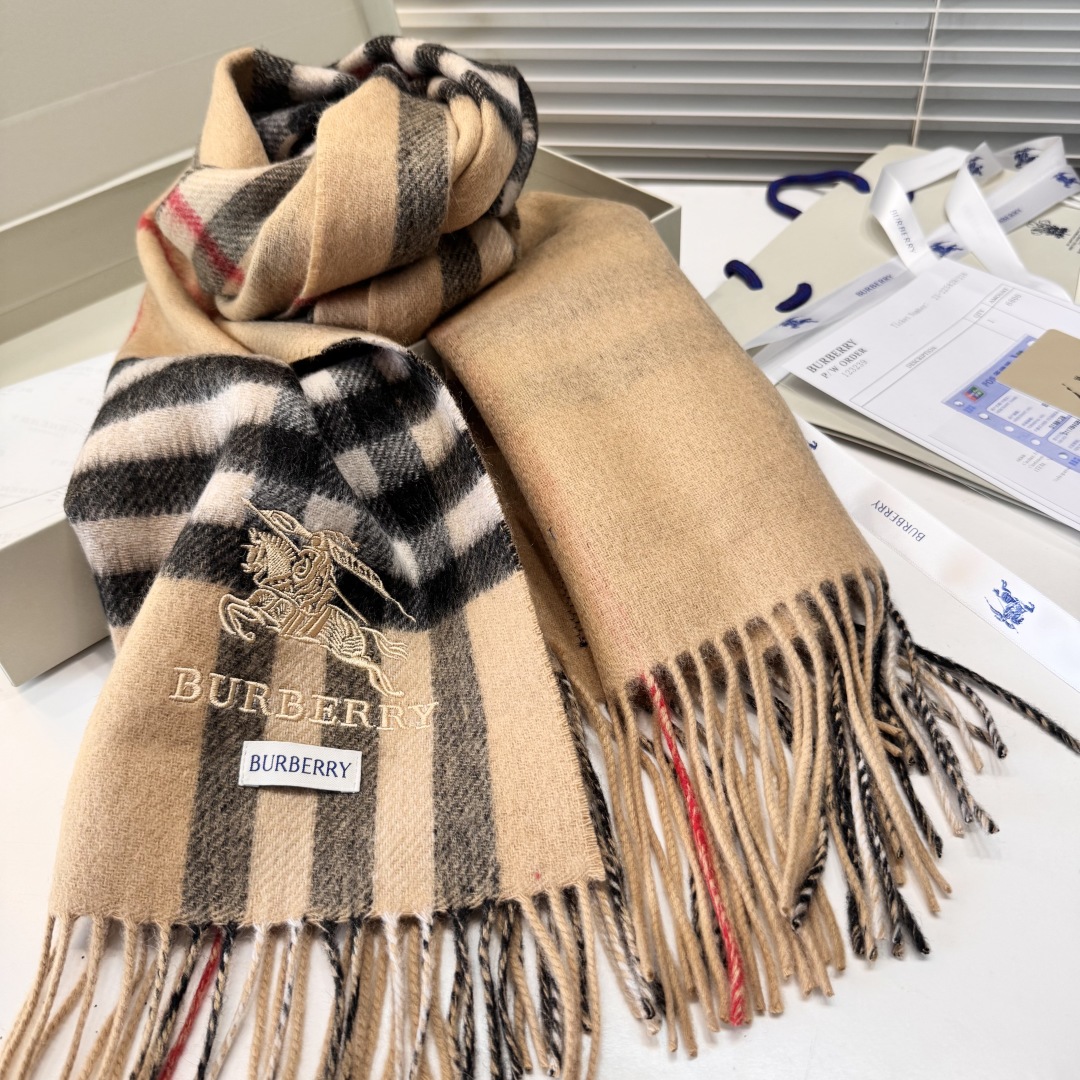 巴宝莉经典格子万年款，bbr战马刺绣🪡经典【小格双面披肩】品质手感好到不行‼️100%羊羔绒♨️高尖端产