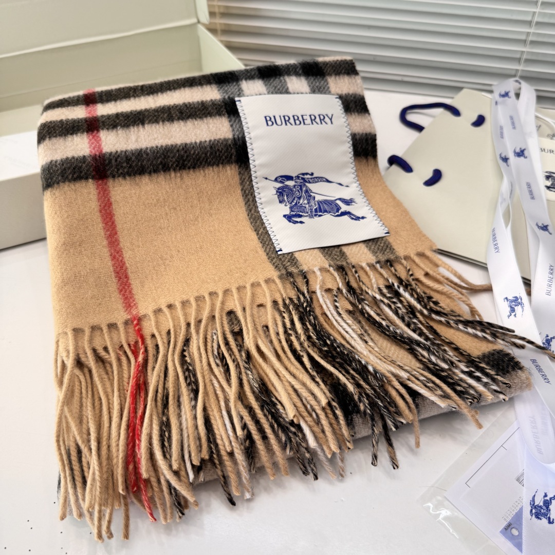 巴宝莉经典格子万年款，bbr战马刺绣🪡经典【小格双面披肩】品质手感好到不行‼️100%羊羔绒♨️高尖端产