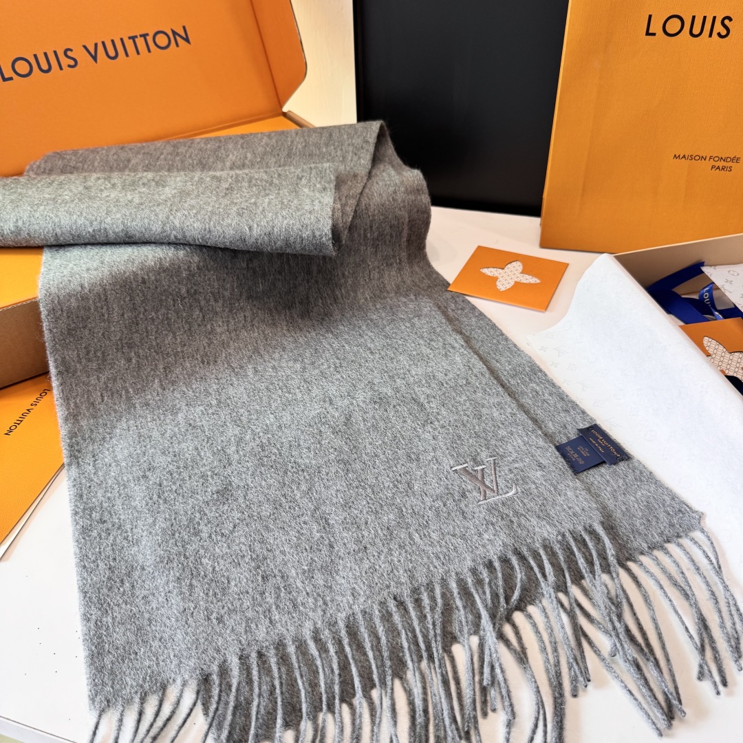 LV 路易威登官网最新款羔羊绒围巾！出口订单，喜欢有颜值，高质量的亲可入手，无论怎么搭配都是满满的高级感