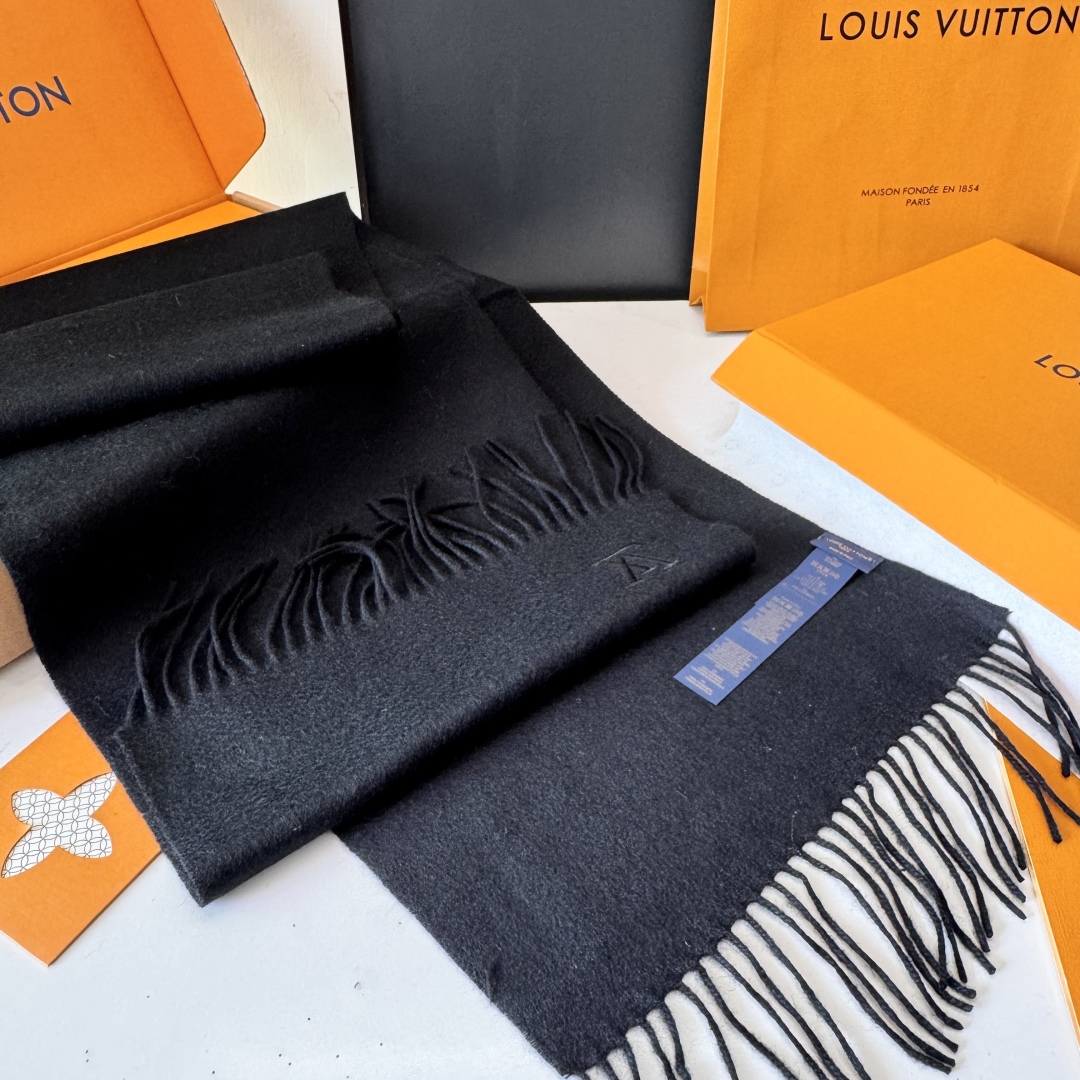 LV 路易威登官网最新款羔羊绒围巾！出口订单，喜欢有颜值，高质量的亲可入手，无论怎么搭配都是满满的高级感