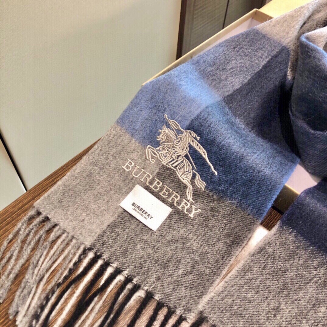 怒推走量新款🎊重磅推荐🎊巴宝莉官网最新款💥 100%顶级山羊绒材质🔥非常保暖👑 柔软亲肤，不扎脖😍经典巴