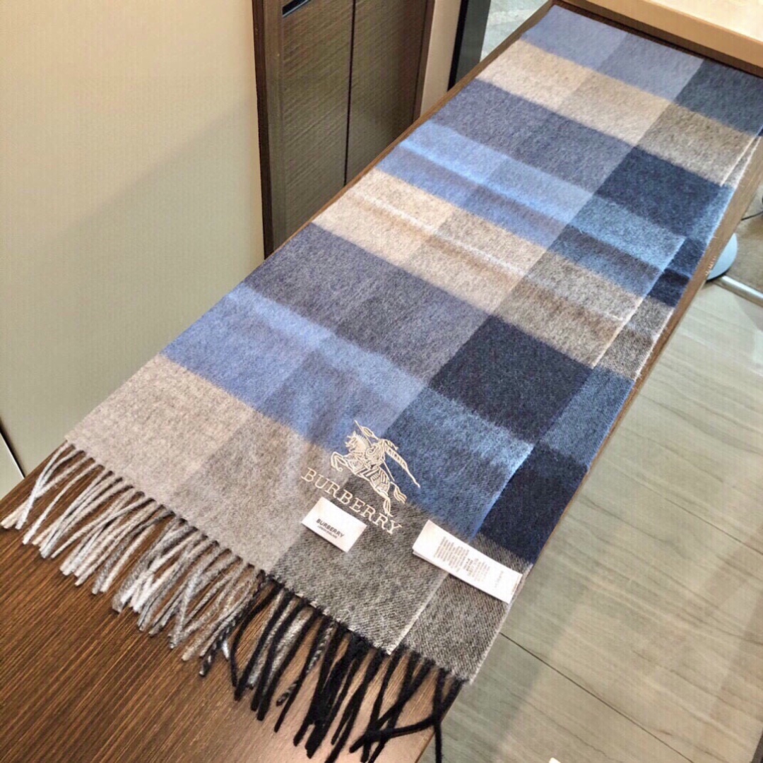 怒推走量新款🎊重磅推荐🎊巴宝莉官网最新款💥 100%顶级山羊绒材质🔥非常保暖👑 柔软亲肤，不扎脖😍经典巴