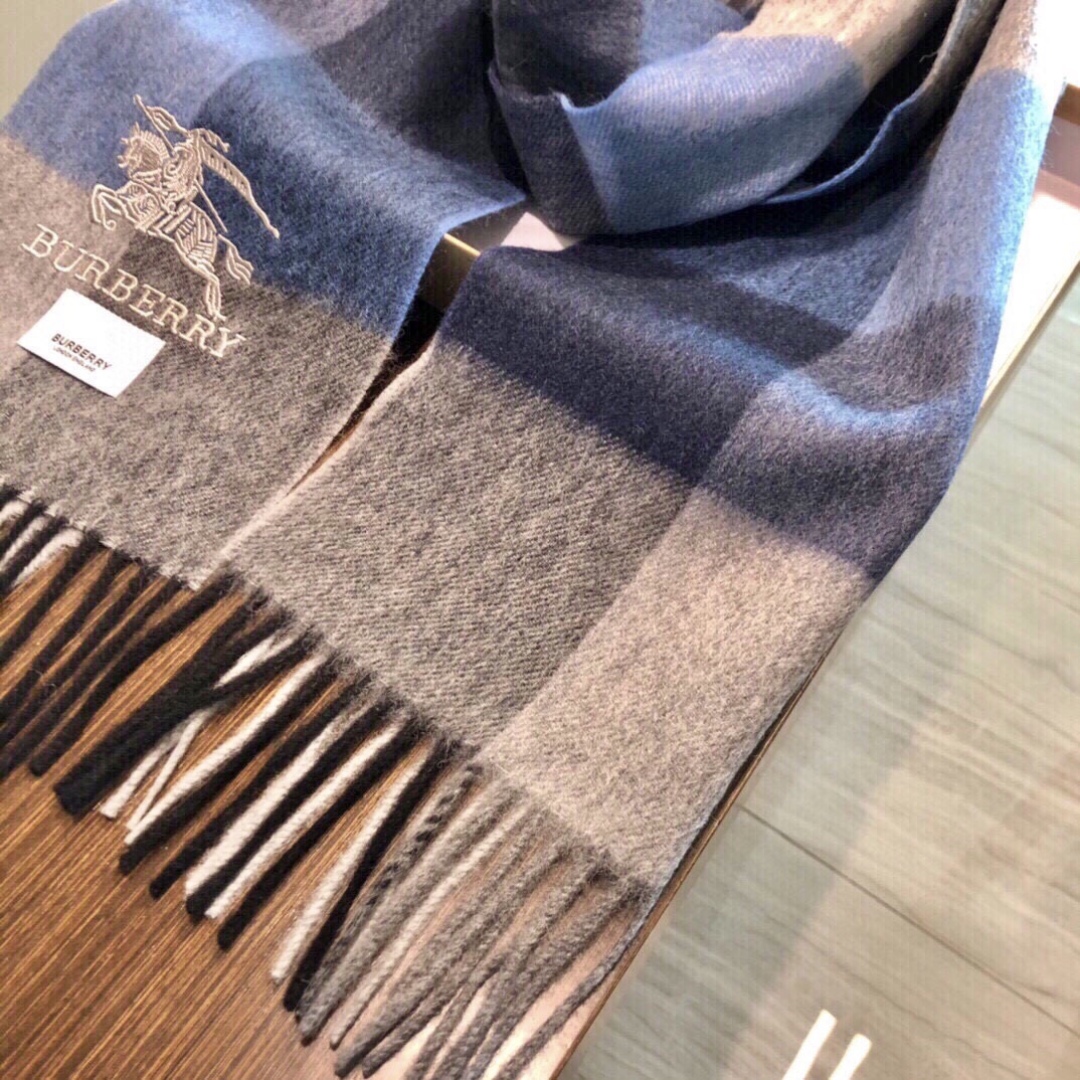 怒推走量新款🎊重磅推荐🎊巴宝莉官网最新款💥 100%顶级山羊绒材质🔥非常保暖👑 柔软亲肤，不扎脖😍经典巴