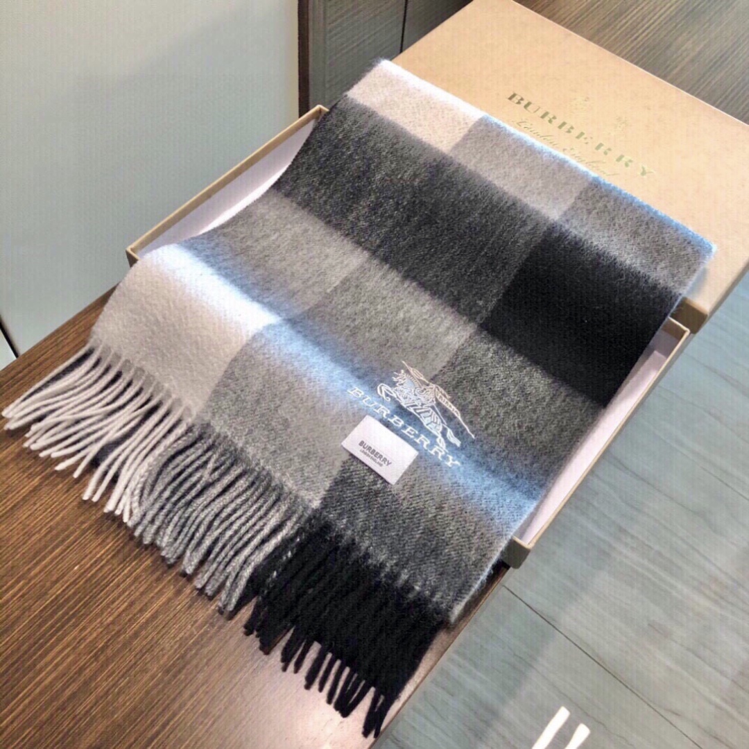 怒推走量新款🎊重磅推荐🎊巴宝莉官网最新款💥 100%顶级山羊绒材质🔥非常保暖👑 柔软亲肤，不扎脖😍经典巴