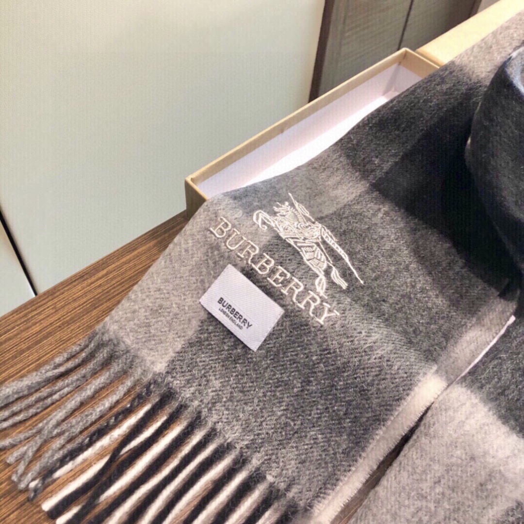 怒推走量新款🎊重磅推荐🎊巴宝莉官网最新款💥 100%顶级山羊绒材质🔥非常保暖👑 柔软亲肤，不扎脖😍经典巴