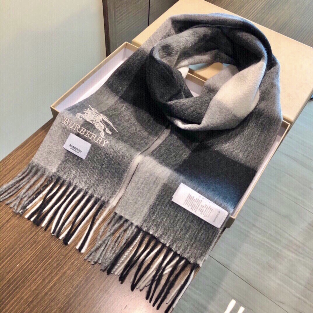 怒推走量新款🎊重磅推荐🎊巴宝莉官网最新款💥 100%顶级山羊绒材质🔥非常保暖👑 柔软亲肤，不扎脖😍经典巴