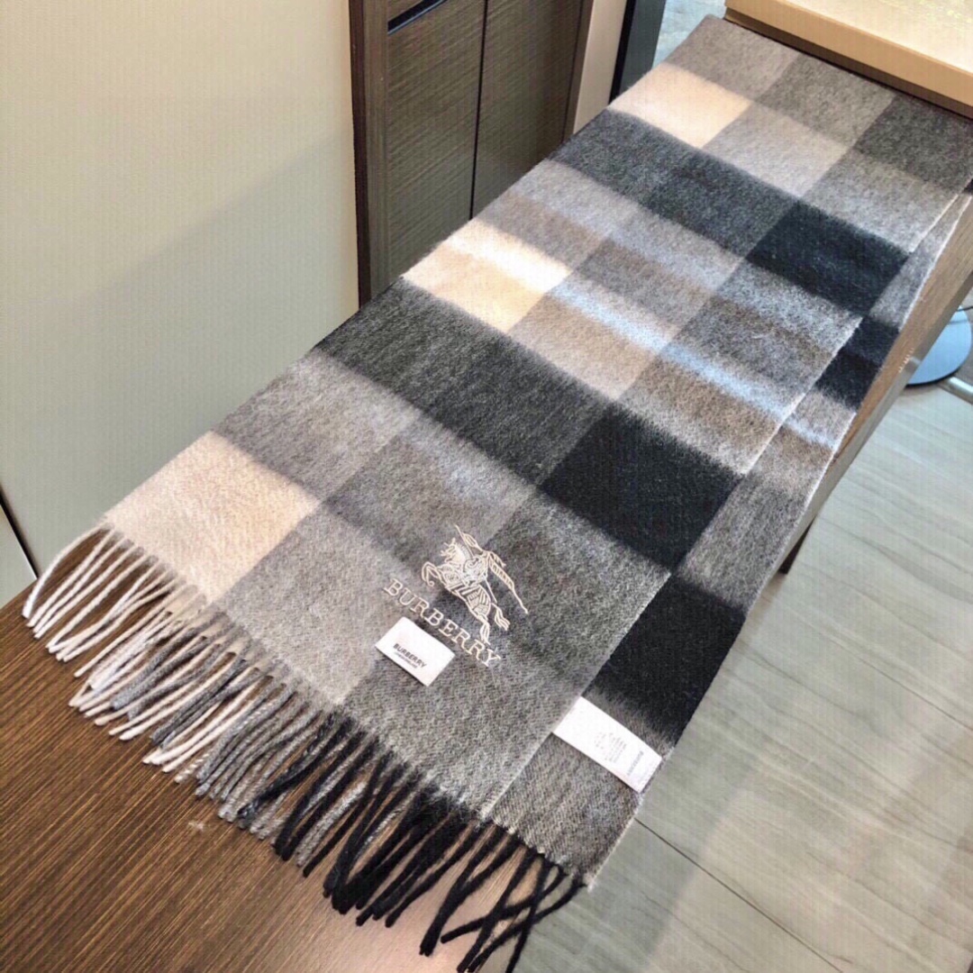 怒推走量新款🎊重磅推荐🎊巴宝莉官网最新款💥 100%顶级山羊绒材质🔥非常保暖👑 柔软亲肤，不扎脖😍经典巴