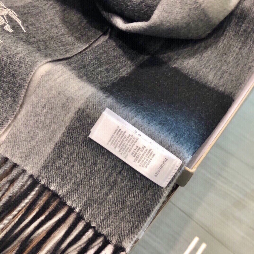 怒推走量新款🎊重磅推荐🎊巴宝莉官网最新款💥 100%顶级山羊绒材质🔥非常保暖👑 柔软亲肤，不扎脖😍经典巴