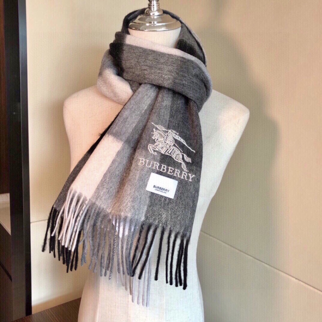 怒推走量新款🎊重磅推荐🎊巴宝莉官网最新款💥 100%顶级山羊绒材质🔥非常保暖👑 柔软亲肤，不扎脖😍经典巴