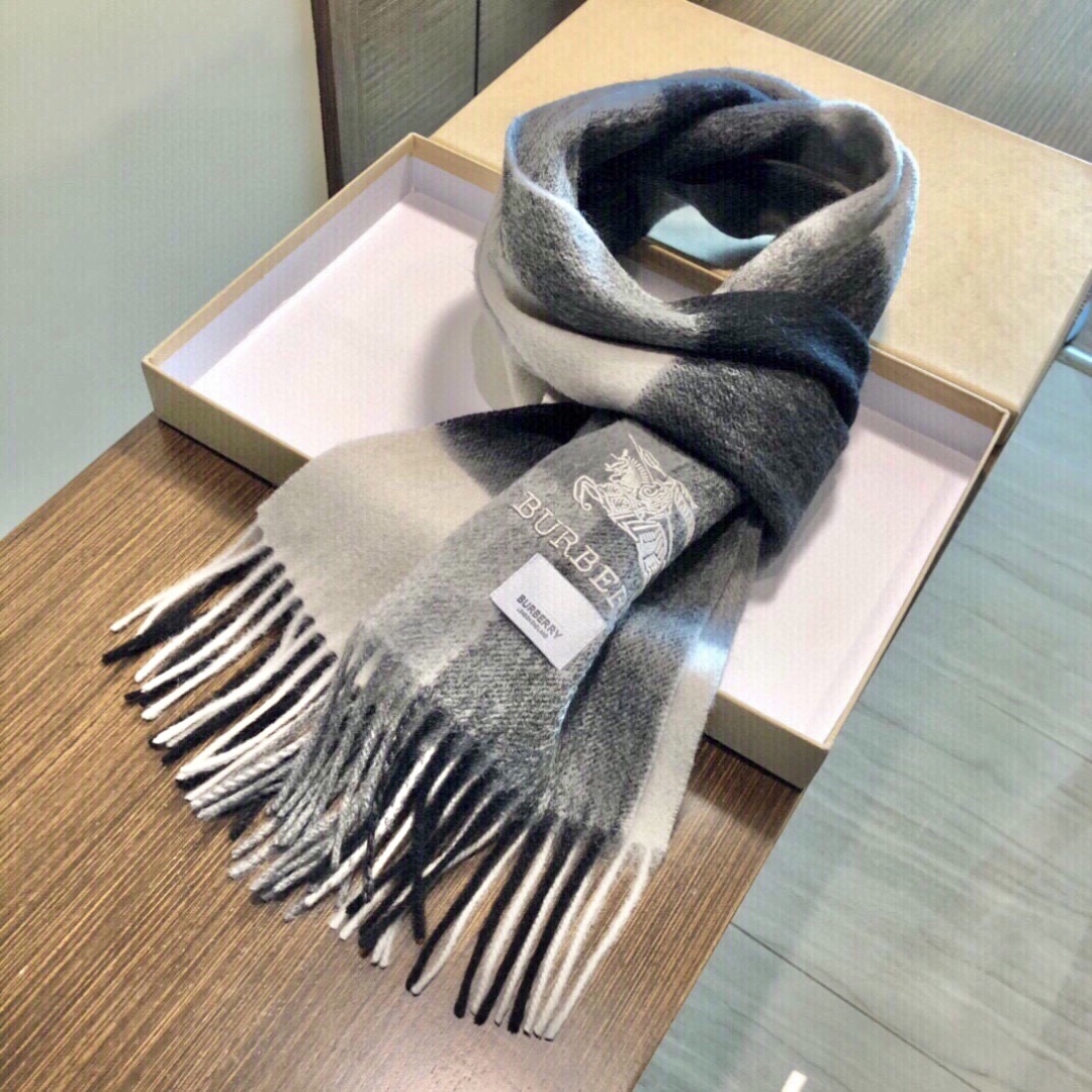 怒推走量新款🎊重磅推荐🎊巴宝莉官网最新款💥 100%顶级山羊绒材质🔥非常保暖👑 柔软亲肤，不扎脖😍经典巴