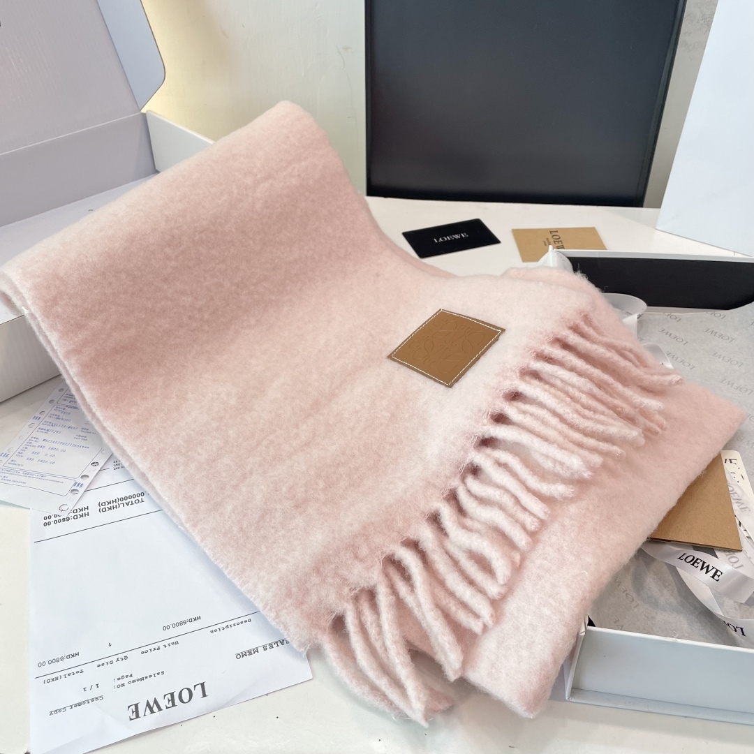 2025年罗意威超美新款马海毛围巾！超级推荐入手！】质感好货！主打的马海毛围巾~据说超难买哦！！打了好多