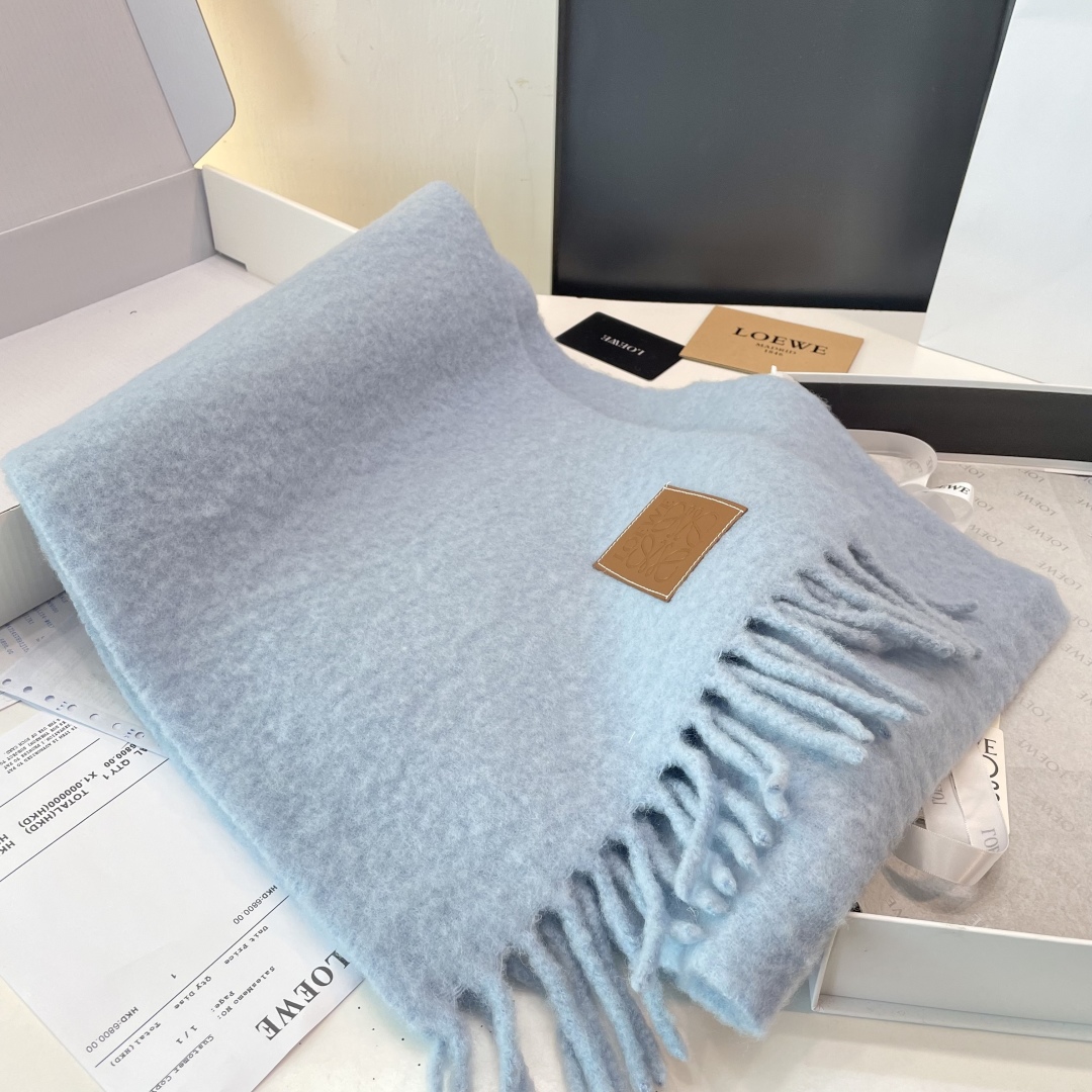 2025年罗意威超美新款马海毛围巾！超级推荐入手！】质感好货！主打的马海毛围巾~据说超难买哦！！打了好多