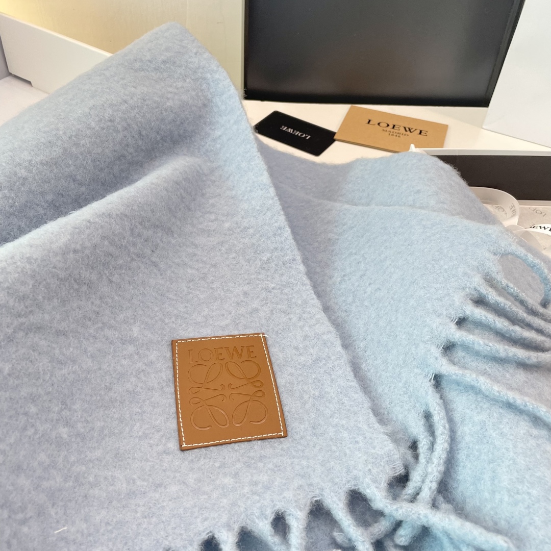 2025年罗意威超美新款马海毛围巾！超级推荐入手！】质感好货！主打的马海毛围巾~据说超难买哦！！打了好多