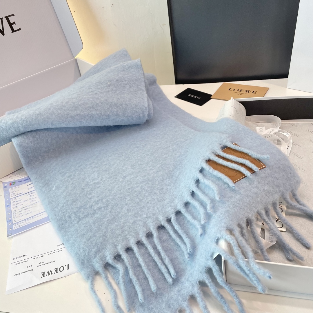 2025年罗意威超美新款马海毛围巾！超级推荐入手！】质感好货！主打的马海毛围巾~据说超难买哦！！打了好多