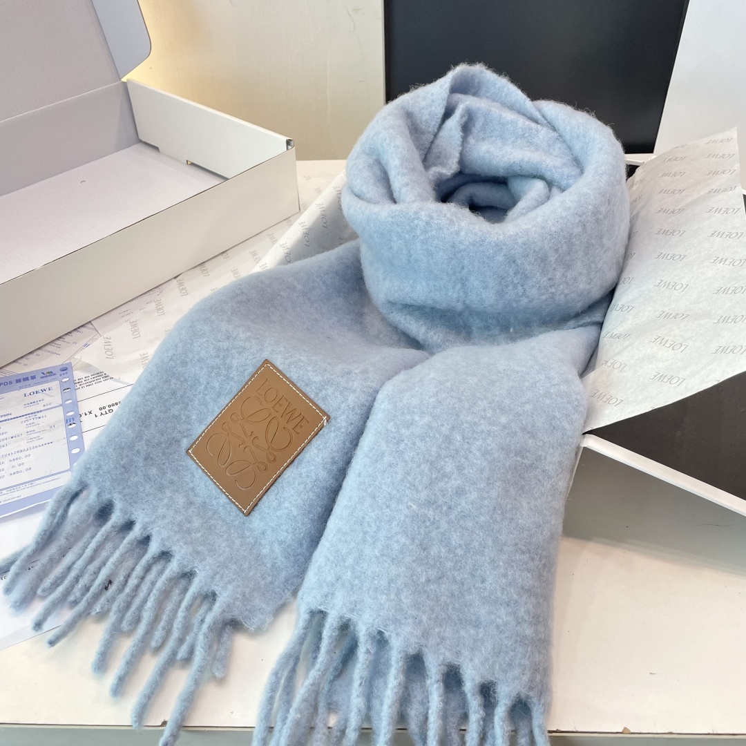 2025年罗意威超美新款马海毛围巾！超级推荐入手！】质感好货！主打的马海毛围巾~据说超难买哦！！打了好多