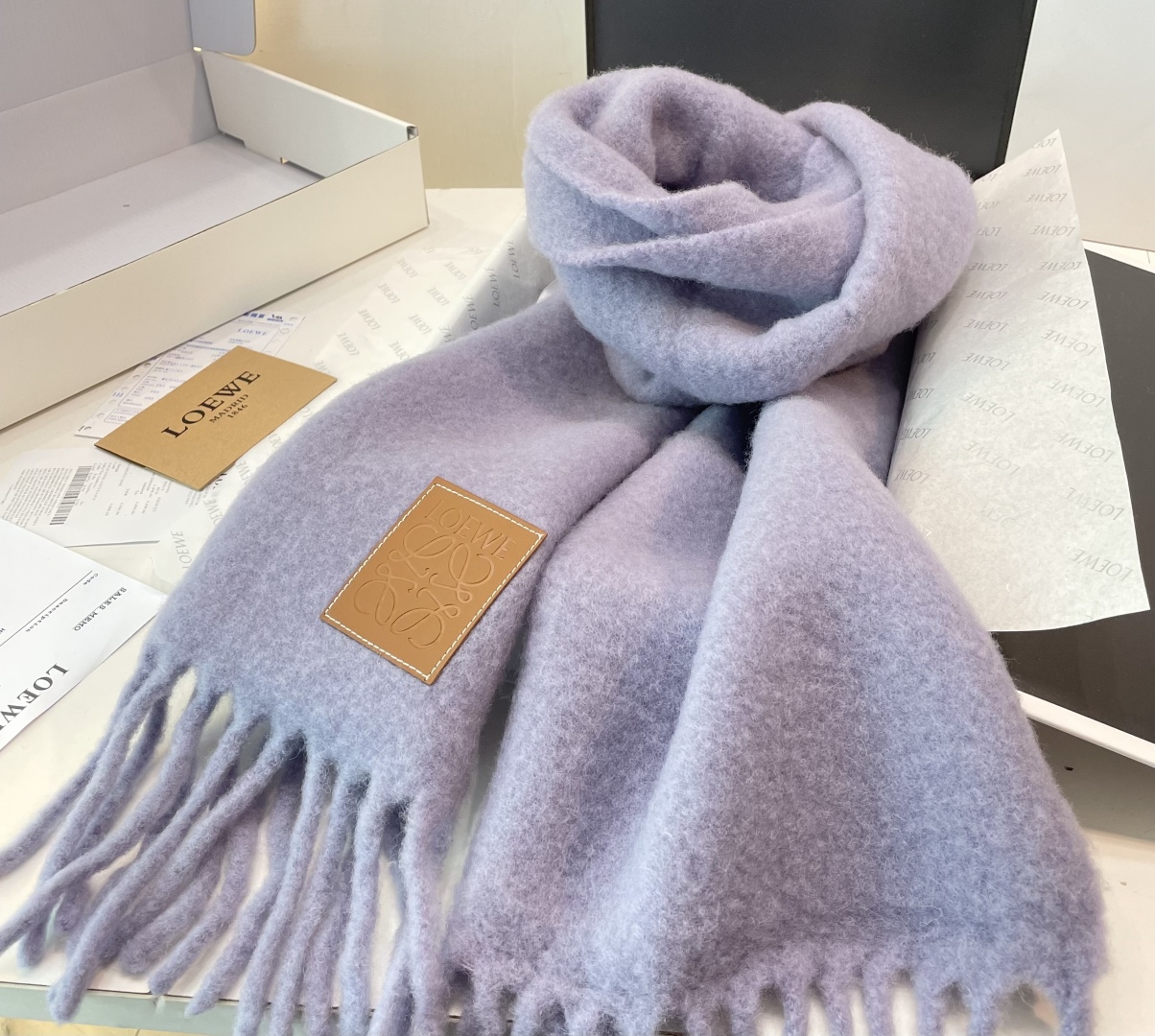 2025年罗意威超美新款马海毛围巾！超级推荐入手！】质感好货！主打的马海毛围巾~据说超难买哦！！打了好多