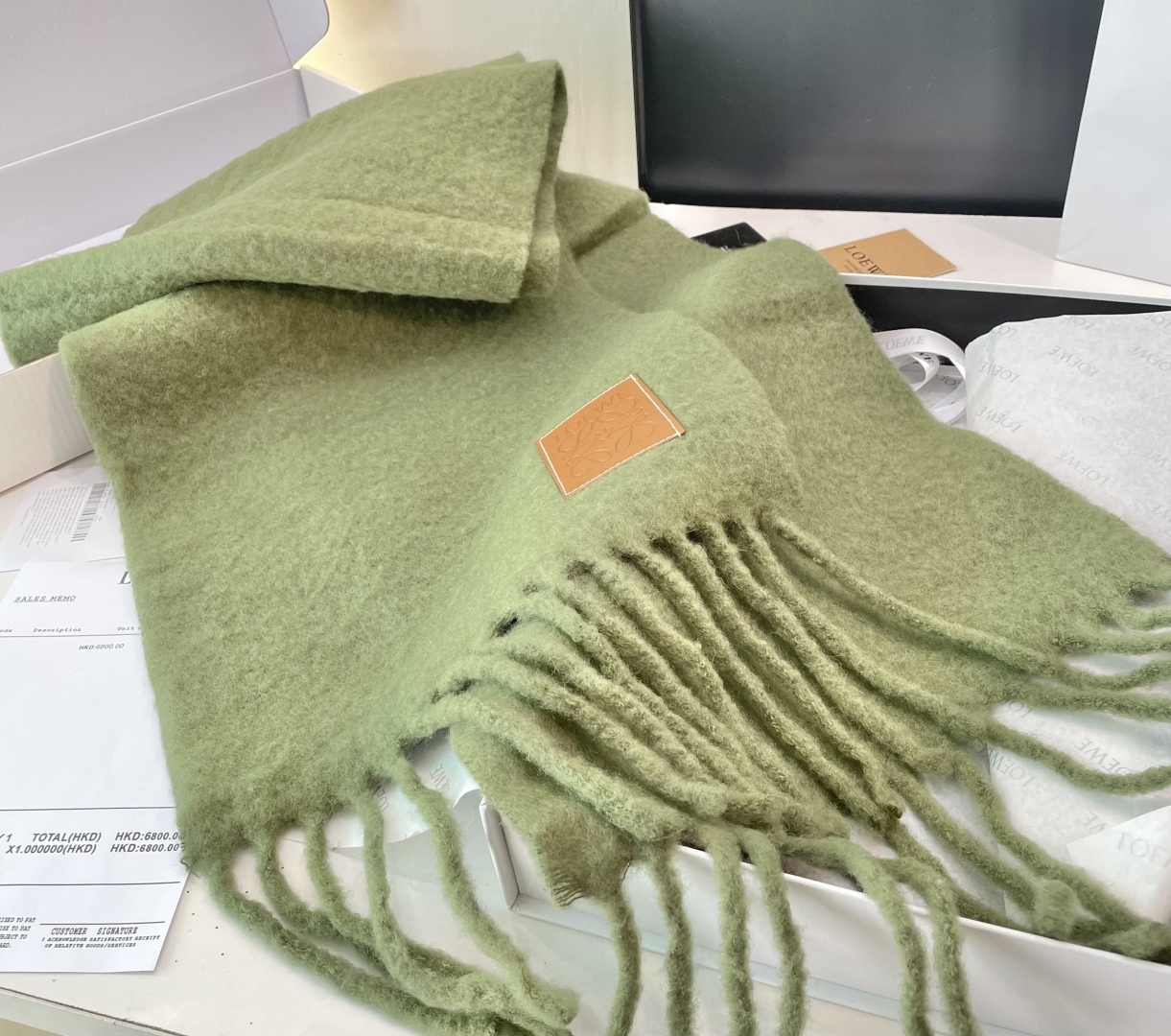 2025年罗意威超美新款马海毛围巾！超级推荐入手！】质感好货！主打的马海毛围巾~据说超难买哦！！打了好多