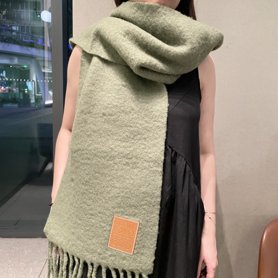 2025年罗意威超美新款马海毛围巾！超级推荐入手！】质感好货！主打的马海毛围巾~据说超难买哦！！打了好多