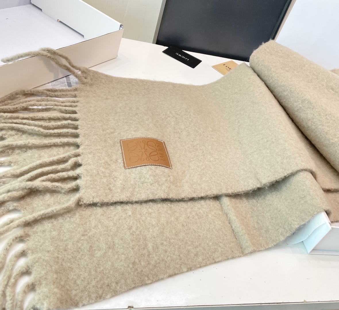 2025年罗意威超美新款马海毛围巾！超级推荐入手！】质感好货！主打的马海毛围巾~据说超难买哦！！打了好多