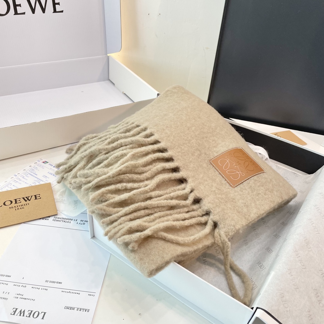 2025年罗意威超美新款马海毛围巾！超级推荐入手！】质感好货！主打的马海毛围巾~据说超难买哦！！打了好多