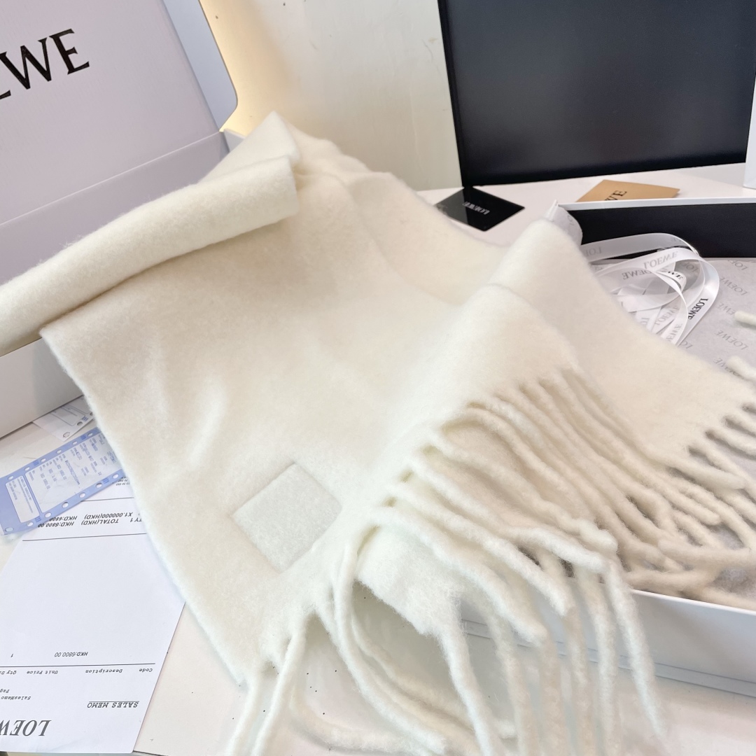 2025年罗意威超美新款马海毛围巾！超级推荐入手！】质感好货！主打的马海毛围巾~据说超难买哦！！打了好多