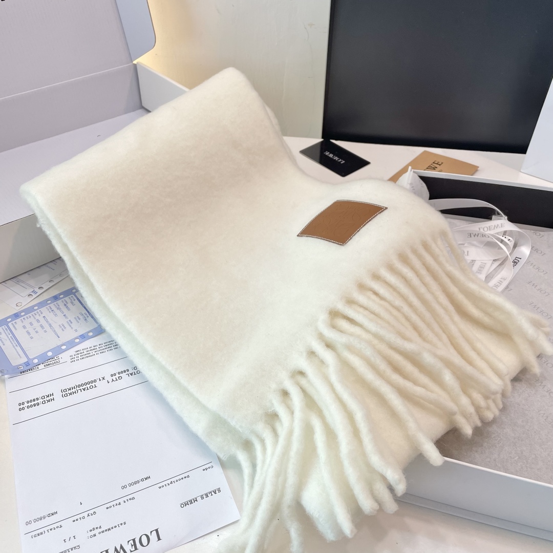 2025年罗意威超美新款马海毛围巾！超级推荐入手！】质感好货！主打的马海毛围巾~据说超难买哦！！打了好多