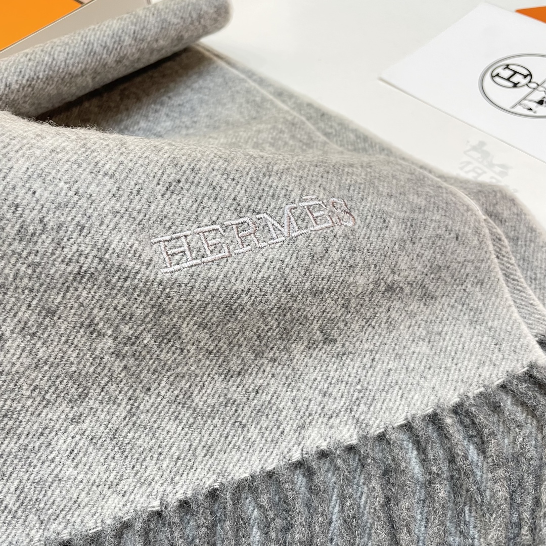 爱马仕❗👫同款围巾且买且珍惜羊绒款😍~都是出口订单所以比较难遇❤东西讲究少而精😍好看的一定要收😎这款H家