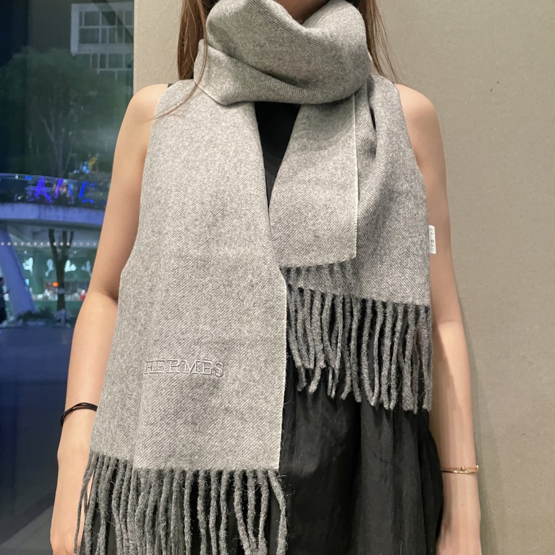 爱马仕❗👫同款围巾且买且珍惜羊绒款😍~都是出口订单所以比较难遇❤东西讲究少而精😍好看的一定要收😎这款H家