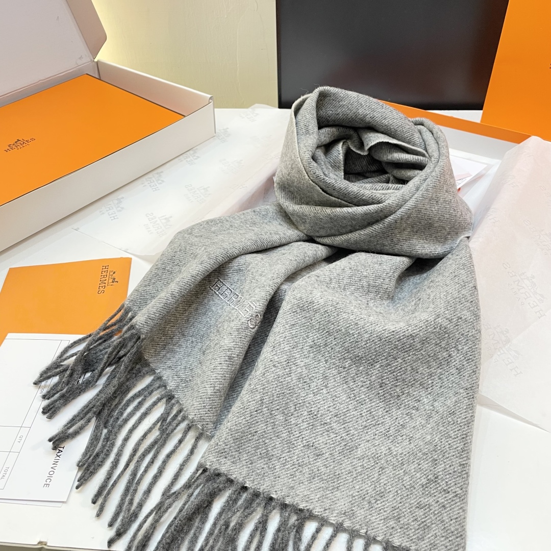 爱马仕❗👫同款围巾且买且珍惜羊绒款😍~都是出口订单所以比较难遇❤东西讲究少而精😍好看的一定要收😎这款H家