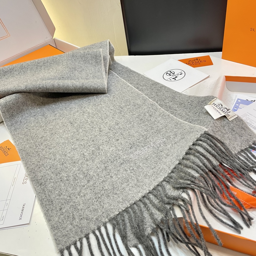 爱马仕❗👫同款围巾且买且珍惜羊绒款😍~都是出口订单所以比较难遇❤东西讲究少而精😍好看的一定要收😎这款H家
