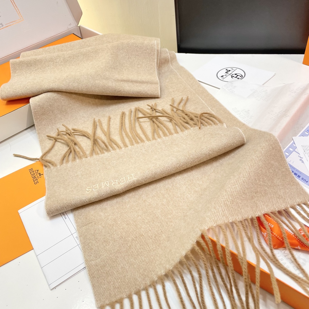 爱马仕❗👫同款围巾且买且珍惜羊绒款😍~都是出口订单所以比较难遇❤东西讲究少而精😍好看的一定要收😎这款H家