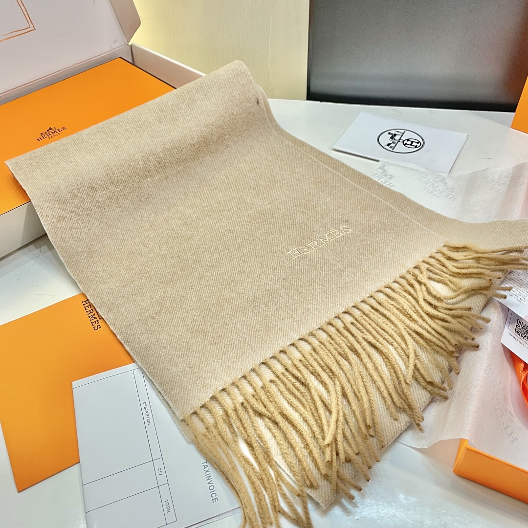 爱马仕❗👫同款围巾且买且珍惜羊绒款😍~都是出口订单所以比较难遇❤东西讲究少而精😍好看的一定要收😎这款H家