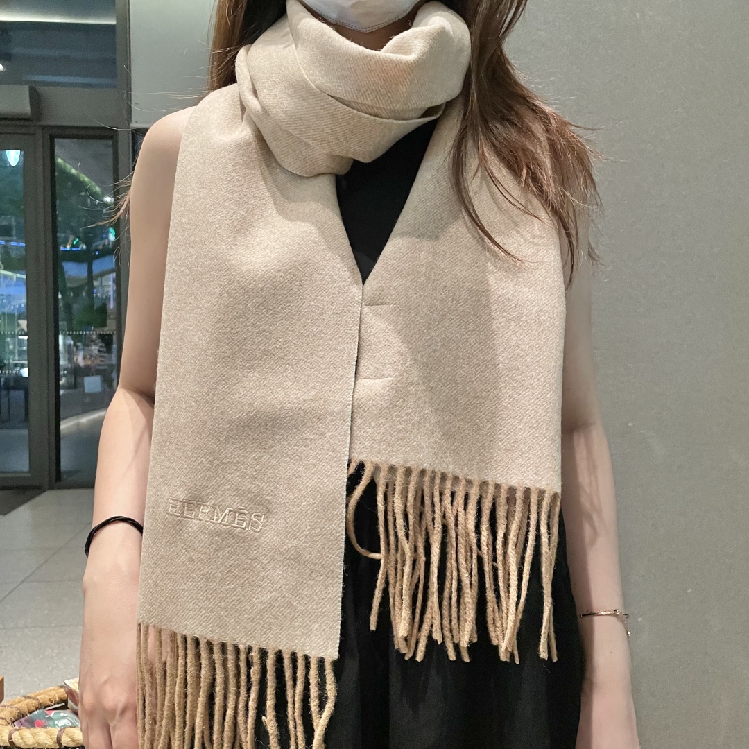 爱马仕❗👫同款围巾且买且珍惜羊绒款😍~都是出口订单所以比较难遇❤东西讲究少而精😍好看的一定要收😎这款H家