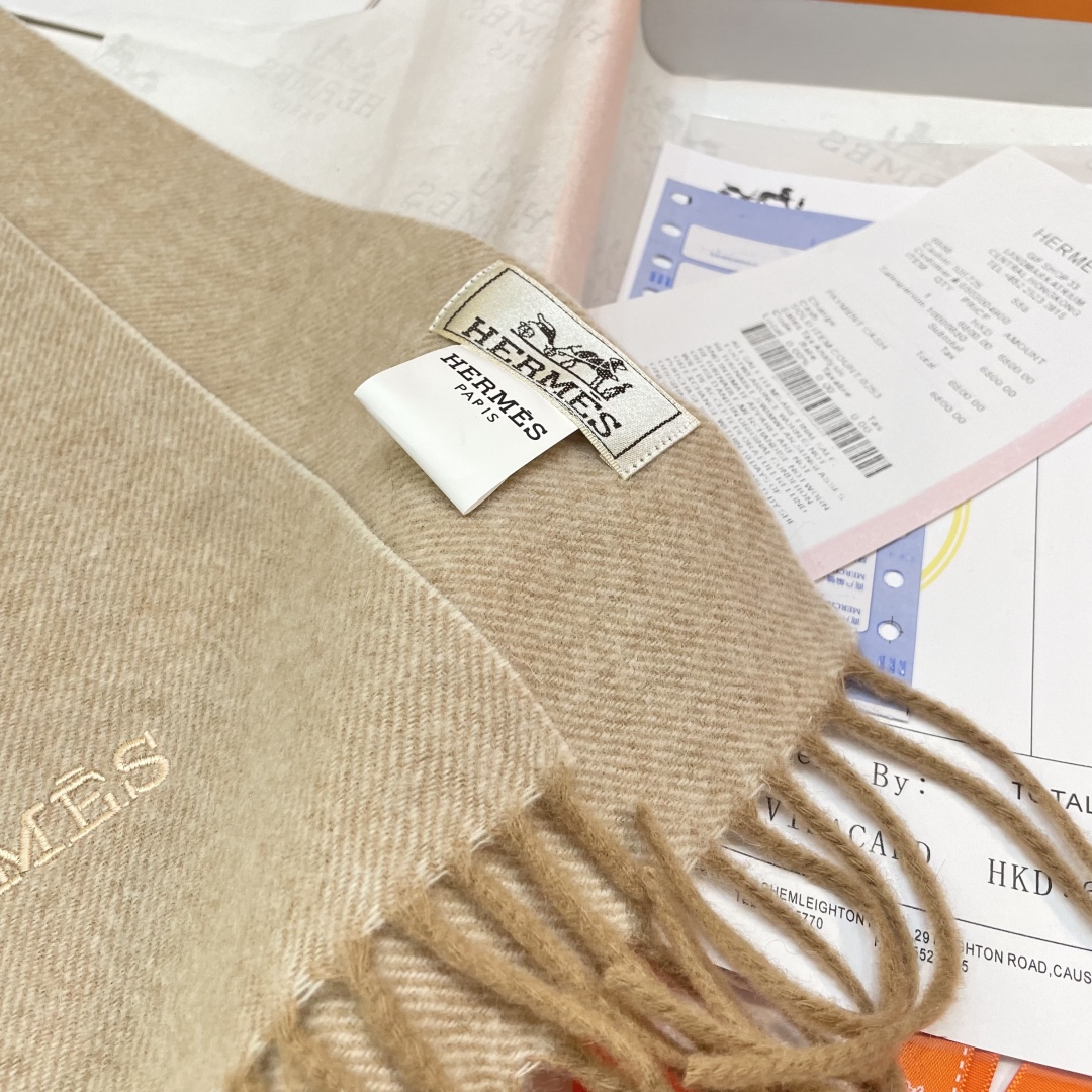 爱马仕❗👫同款围巾且买且珍惜羊绒款😍~都是出口订单所以比较难遇❤东西讲究少而精😍好看的一定要收😎这款H家