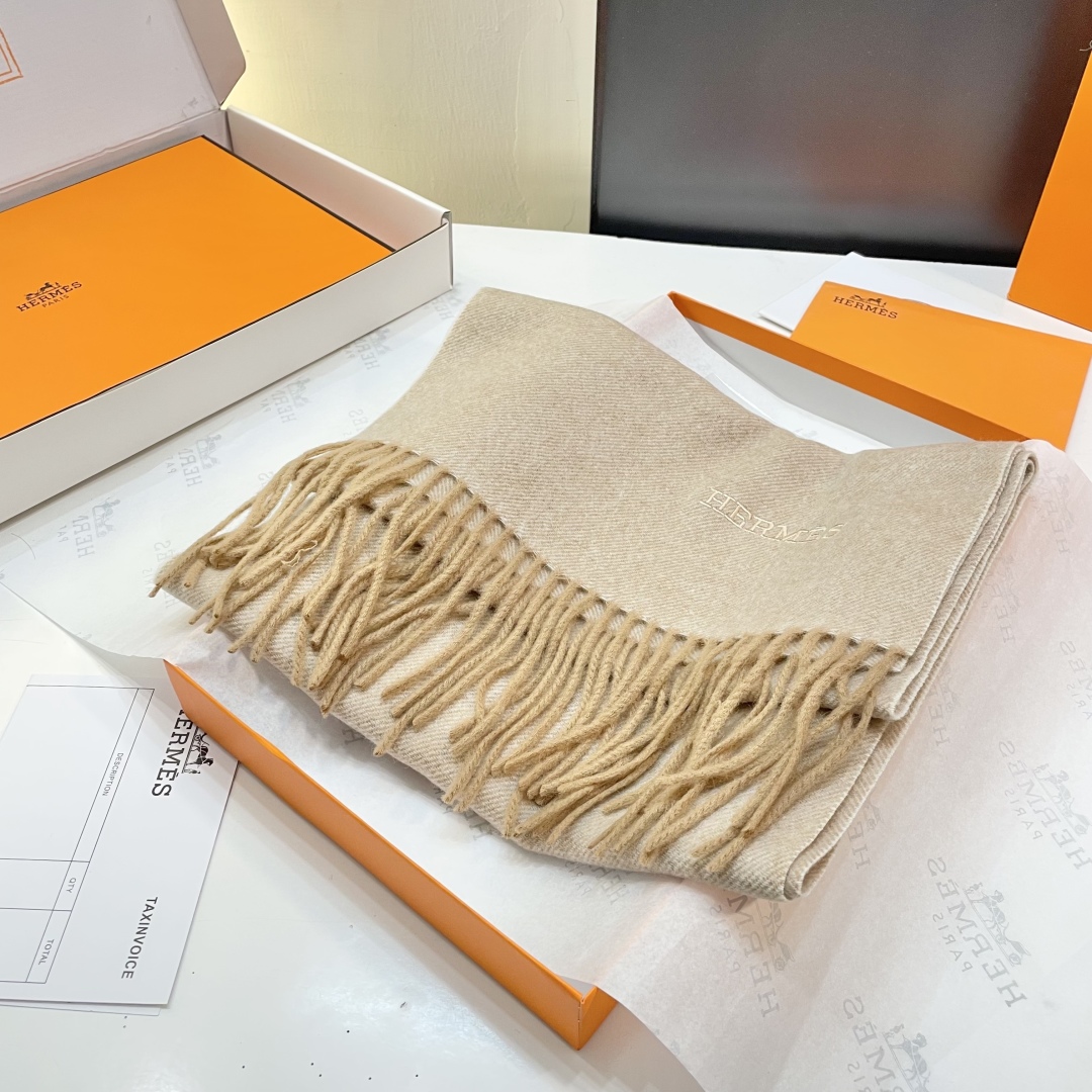 爱马仕❗👫同款围巾且买且珍惜羊绒款😍~都是出口订单所以比较难遇❤东西讲究少而精😍好看的一定要收😎这款H家