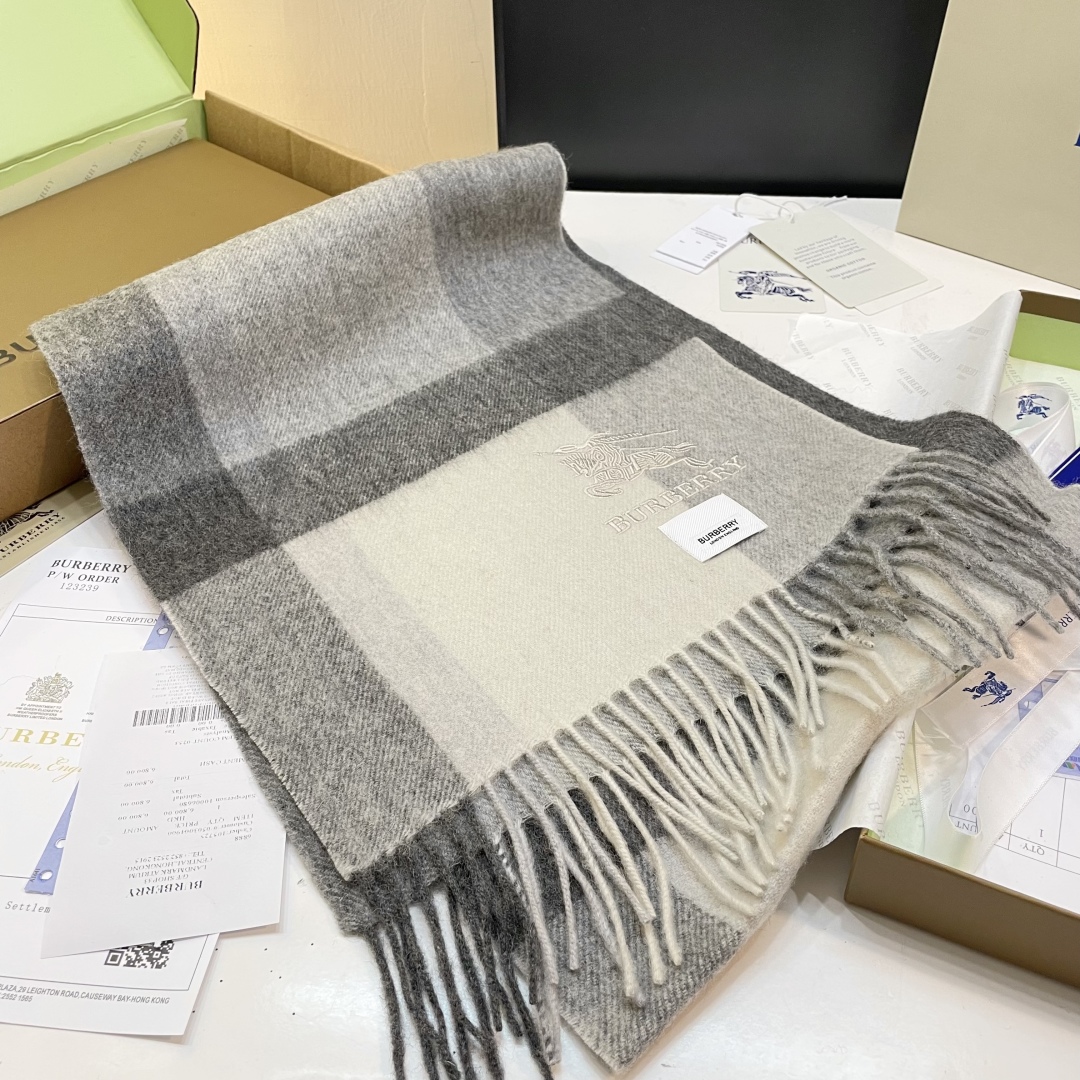 巴宝利国际品牌时尚男女士围巾上市🔥🔥✨霸气休闲为一体[鼓掌][鼓掌]顶级羊绒+精细刺绣 32*180标准