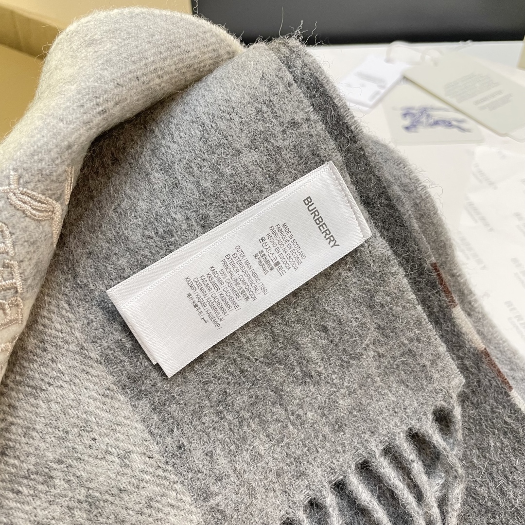 巴宝利国际品牌时尚男女士围巾上市🔥🔥✨霸气休闲为一体[鼓掌][鼓掌]顶级羊绒+精细刺绣 32*180标准