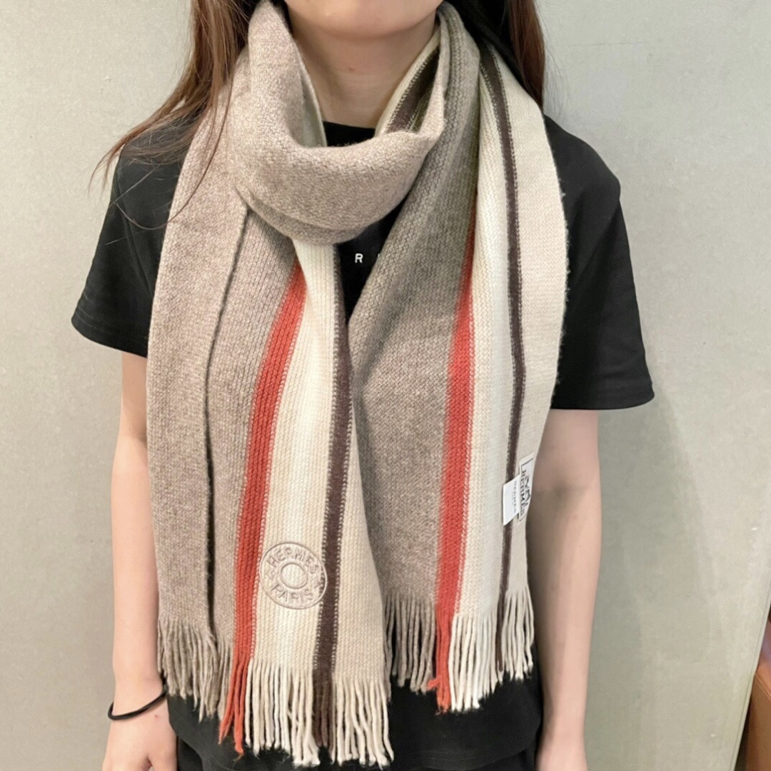 NO:574284,New Hermès men's and women's scarves are available, buy them and cherish them~ They are all export orders, so it is rare to find something that is small but refined and beautiful. You must buy this H family women's scarf. The style is very feminine and it is a very Classic design among men's and women's models. The classic large-area fabric is made of cashmere supplied by customers. It is very fine and soft, very beautiful. The upper body effect is invincible and looks great.  Simple style, super nice color scheme, any boy or girl will like it. The small logo is very delicate and textured without being ostentatious. It is suitable for formal wear or casual wear. It can be folded in half or hung in a circle. It is stylish for a gentleman and has a warm demeanor. Material cashmere, size 32x180 high version scarf, high version scarf, Hermes19860909上新爱马仕男女款围巾且买且珍惜~都是出口订单所以比较难遇东西讲究少而精好看的一定要收这款H家女士围巾,款式很有女性魅力是男女款里非常Classical的设计,经典大方面料采用的是客供的羊绒细腻柔软度都非常的好,非常漂亮.上身效果无敌好看大气简约,超级好看的配色,任何男生女生都会喜欢的款吧小小Logo非常精致的点缀有质感不张扬~~搭配正装或者搭配休闲装都很合适~对折挂围或者绕圈围都完全可以,绅士有型~有温度的风度.材质羊绒,尺寸32x180高版本围巾,高版本围巾,hermes,scarf
