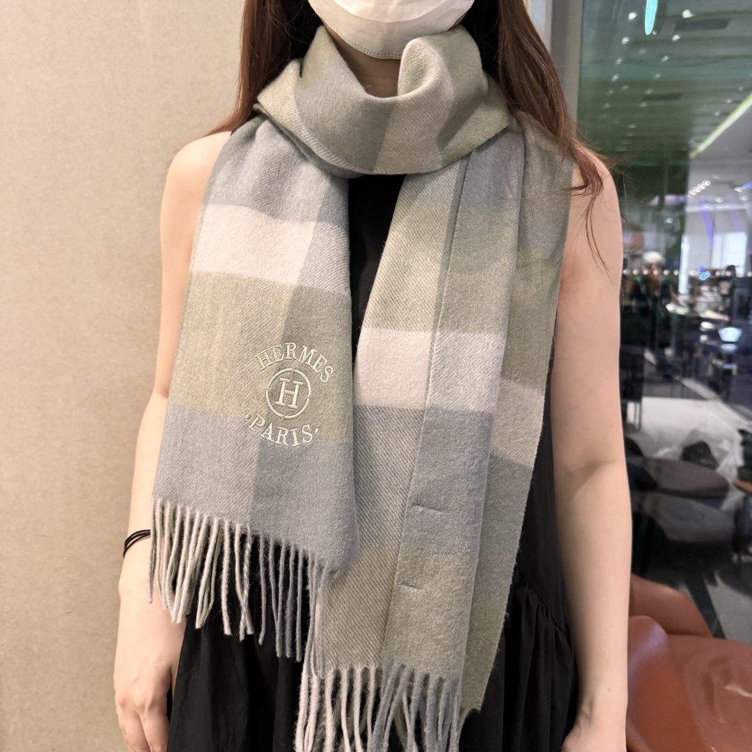 NO:580844,Popular recommendation: Hermès, the top-quality cashmere scarf is a very good scarf for couples. This model is a limited-edition top-grade Scottish cashmere. It is made with exclusive physical photography and high-end quality. This long scarf is matched with a gradient square herringbone pattern and can be used as both a reversible and reversible... It is very stylish and has enough materials to create a product that cannot be copied and can be synchronized with overseas counters... An absolute top-notch product... 30x180 long scarf!  H family masterpiece!  Special channel goods sell less and one heavy recommendation is high version scarf, high version scarf, hermes19860909爆款推荐爱马仕好看到尖叫顶级山羊绒款非常赞的情侣款围巾此款是专柜限量款顶级苏格兰羊绒重磅打造独家实物拍摄高端品质全程展现,此款长巾由渐变方块人字纹搭配,正反两用..非常有腔调足料打造非仿货所能及海外专柜同步....绝对的顶级好货..30x180长巾！H家力作！特殊渠道货卖一个少一个重磅推荐高版本围巾,高版本围巾,hermes,scarf