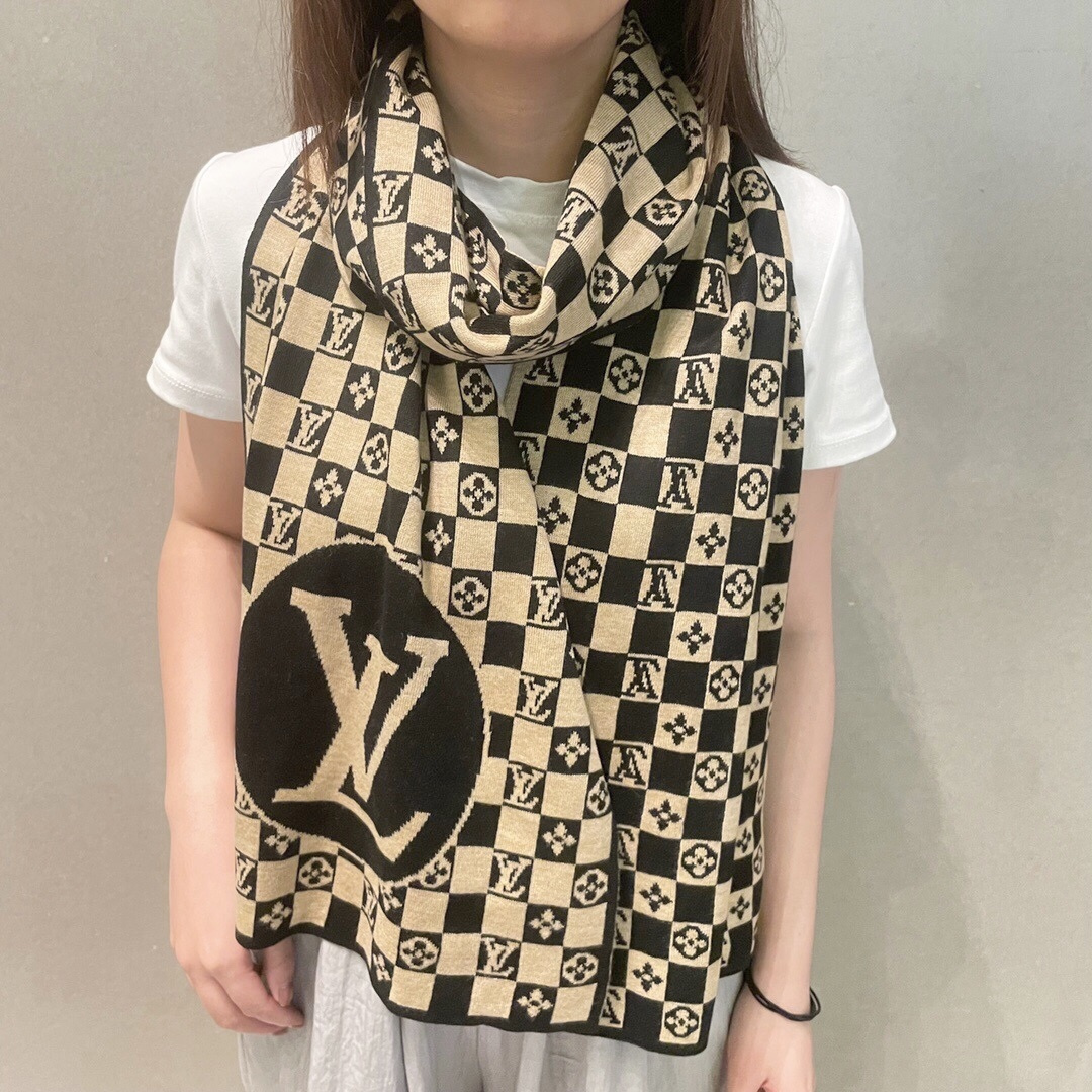NO:580847,The popular LV checkerboard checkerboard classic checkerboard checkerboard unisex scarf. The soft and comfortable cashmere brings this season's warmth and caring. The top quality cashmere thread weaves a beautiful and exquisite texture. It is generous and practical, comfortable and warm, and is made of top quality materials!  Very perfect!  No matter what age you are, owning this suit will give you all the temperament and elegance you wish for!  Specifications 32X200 high version scarf, high version scarf, louis vuitton19860909爆款到货LV棋盘格经典棋盘格男女通用围巾柔和舒适的羊绒带来今季最温暖贴心呵护最顶级的品质羊绒线织出漂亮精致的纹理,大方实用,舒适保暖,顶级材质！非常完美！无论什么年龄段,拥有这款套装就拥有了一切你所希望拥有的气质与优雅品味！规格32X200高版本围巾,高版本围巾,louis vuitton,scarf