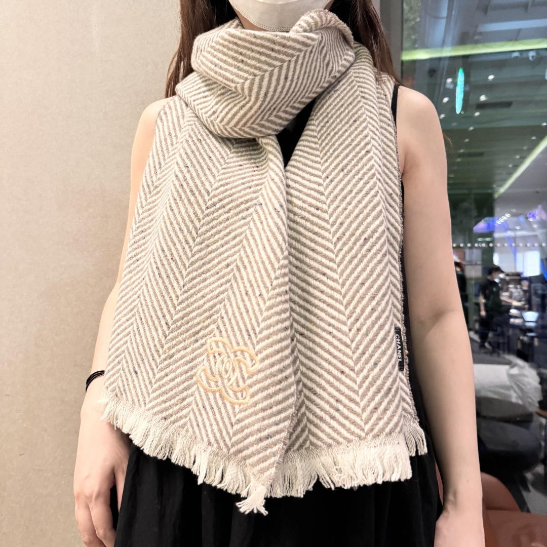 NO:580850,New matching tools Chanel series products Exclusively for VIP products. The top-quality imported Scottish sheep wool texture makes the scarf elastic and soft to the skin. Incomparably noble and elegant. Intellectual style. Simple and elegant design. It is definitely not a flashy style. It is definitely a niche product. Not everyone knows its goodness. It is definitely the first choice for matching accessories to taste life. A must-have for those who know the goods. A must-have for casual style matching!  [Color][Color][Color] Laymen please avoid 38*200 sheep wool high version scarf, high version scarf, chanel19860909新款 搭配利器 香奈儿系列货 专供vip 产品 顶级苏格兰进口绵羊毛纹路织法使围巾赋有弹性且柔软亲肤  无比的高贵优雅 知性的款式 简洁大气的设计 绝对的不是花里胡哨的款式绝对的是小众产品 不是谁都懂的它的好 绝对的品味生活的首选搭配饰品 识货者必入.休闲风格搭配必备哦！[色][色][色]外行请绕道 38*200绵羊毛高版本围巾,高版本围巾,chanel,scarf