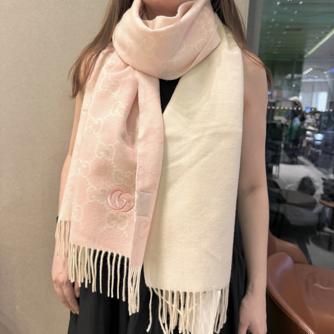 NO:580853,Purchasing agent level!  The latest double-sided gradient dual-purpose scarf, the GG logo, as the representative traditional essence of Gucci, has always been inseparable from the series. It is introduced in a new and modern way, presenting extraordinary layers, styles and designs. The GG pattern on this wool and silk blend scarf has been reinterpreted and presented in large fashionable fonts. 55:195 long scarf!  high version scarf,high version scarf,gucci,real silk19860909代购级别！最新双面渐变两用围巾,GG标识作为Gucci颇具代表性的传统精髓,始终与系列密不可分,以饱含新意的现代方式推陈出新,呈现不同凡响的层次、风格和设计.这款羊毛真丝混纺围巾上的GG图案经过重新演绎,以大号时尚字体呈现.55:195长巾！ 高版本围巾,高版本围巾,gucci,real silk,scarf