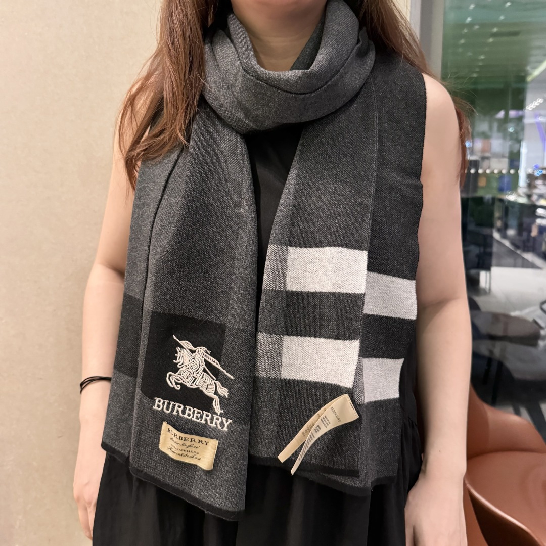 NO:580855,Burberry high-end cashmere knitted scarf!  】It can be formal or casual, a very Classic men's design. This weaving method is more difficult, it consumes a lot of yarn, and the craftsmanship is very difficult!  !  It is definitely a piece with timeless aesthetics!  This cashmere scarf looks good on any person, and its shape is truly unique!  !  In fact, there is no superfluous design, and it looks good no matter how you wear it!  Cashmere, size 30*180cm, suitable for formal wear or casual wear. It can be folded in half or hung in a circle. It has warm style and high version scarf, high version scarf, burberry19860909巴宝莉高端羊绒针织围巾！】可正式,可随意,非常Classical的男款设计.这款织法比较难,又很费纱线,工艺难度非常大！！绝对是一条审美不过时的单品！随便围都会好看的羊绒围巾,版型真是一绝！！其实没有多余的设计,怎么围都好看！羊绒,规格30*180cm搭配正装或者搭配休闲装都很合适~对折挂围或者绕圈围都完全可以,有温度的风度高版本围巾,高版本围巾,burberry,scarf