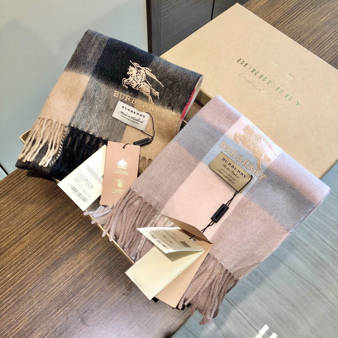 NO:574287,A large number of popular items are in stock. Don’t worry. Pictured above. Burberry’s international brand fashion men’s scarf is on the market. It combines domineering and leisure. [Applause] [Applause] Top cashmere + fine embroidery. 32*180 standard men’s specifications. Original replica. It is definitely the first choice for fashionable men. [Love] It can be called the original order but not too much. Exclusive in the market. It gives people a brand new feeling. It is a symbol of taste for men. High version scarf, high version scarf, burberry19860909爆款大量现货 放心上图 巴宝利国际品牌时尚男士围巾上市霸气休闲为一体[鼓掌][鼓掌]顶级羊绒+精细刺绣 32*180标准男款规格 原版复刻 绝对是时尚男首选[爱心]堪称原单不过分 市场独家 给人焕然一新的感觉 品味男人的象征高版本围巾,高版本围巾,burberry,scarf